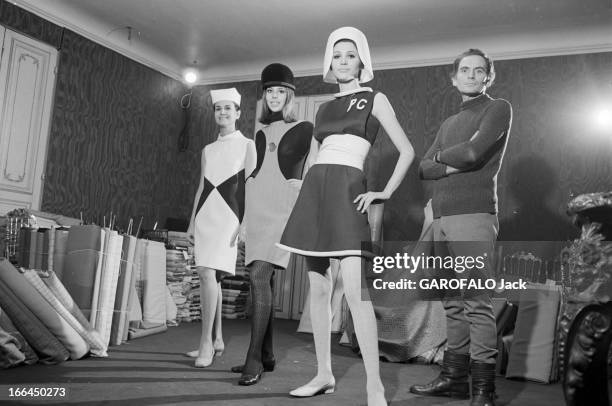 Fashion By Pierre Cardin. Attitude de Pierre CARDIN bras croisés posant avec trois mannequins représentant les tendances des dernières années avec la...