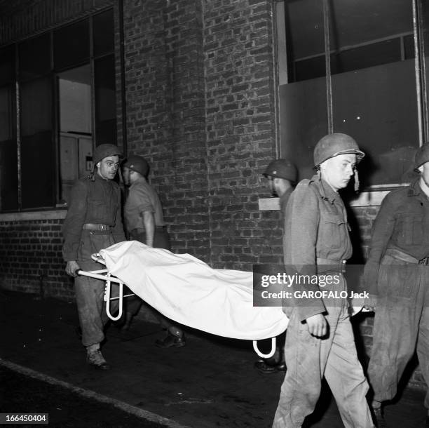 Mining Disaster In Marcinelle, Belgium. Wallonie- Marcinelle- 9 août 1956- Lors de la catastrophe minière du 8 août 1956: al nuit, sauveteurs casqué...