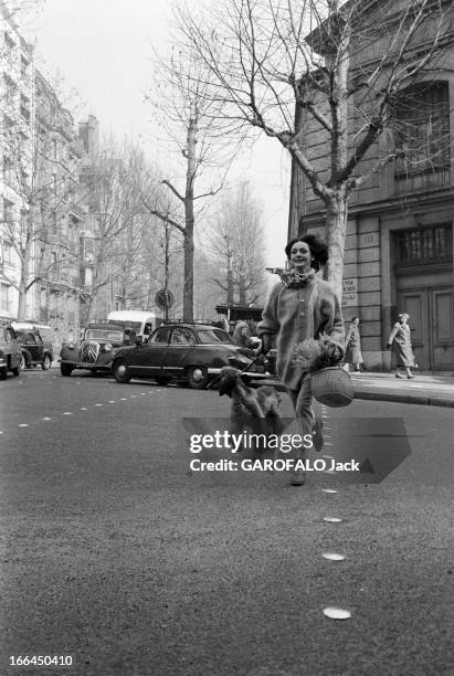 Kouka, Featured Model Of Dior. Paris- 17 Février 1959- Close-up Kouka DENIS, mannequin vedette Brésilienne de DIOR: celle-ci traversant une rue sur...