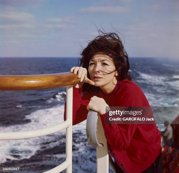 First Transatlantic Crossing Of The Liner 'France'. Plan moyen de Juliette GRECO, cheveux au vent lors de la première traversée transatlantique du...