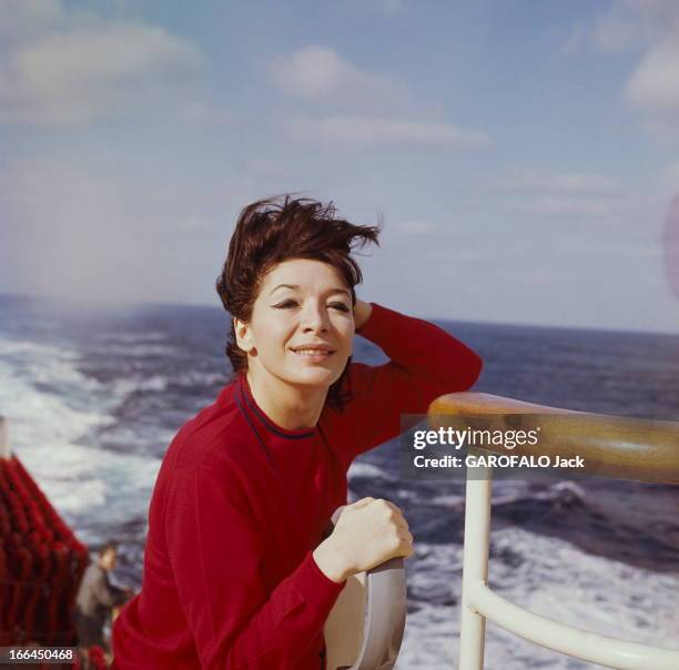 First Transatlantic Crossing Of The Liner 'France'. Plan moyen de Juliette GRECO, cheveux au vent lors de la première traversée transatlantique du...