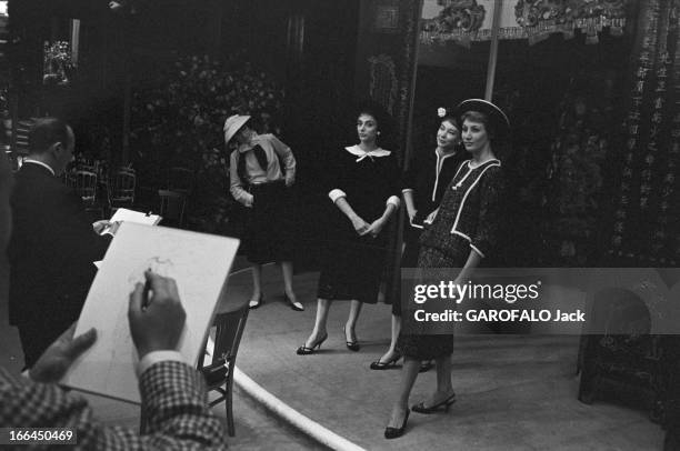 Haute Couture Paris 1957. France, Paris, juillet 1957, les maisons de haute couture française présentent leurs nouvelles collections. Certains...