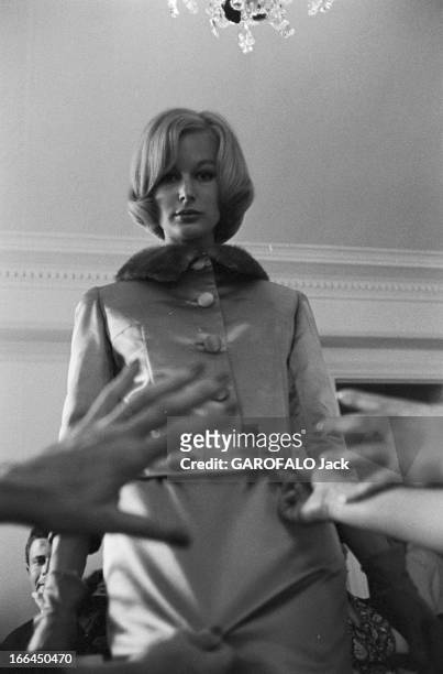 Haute Couture Paris 1957. France, Paris, juillet 1957, les maisons de haute couture française présentent leurs nouvelles collections. Ici lors d'une...
