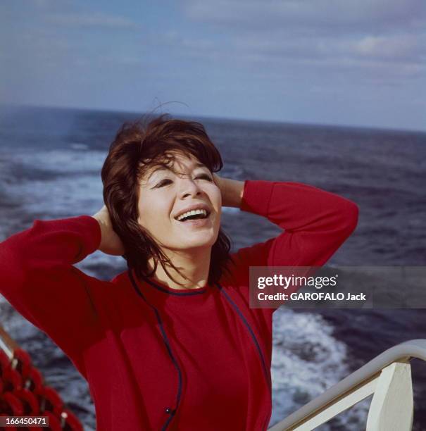 First Transatlantic Crossing Of The Liner 'France'. Plan moyen de Juliette GRECO, cheveux au vent lors de la première traversée transatlantique du...