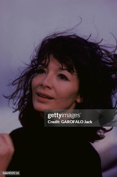 First Transatlantic Crossing Of The Liner 'France'. Portrait de Juliette GRECO, cheveux au vent lors de la première traversée transatlantique du...