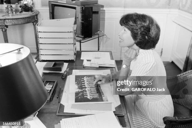 The Advisors Of President Francois Mitterrand. Paris, 1er août 1981, les conseillers du Président François Mitterrand : Danielle MITTERRAND dans son...