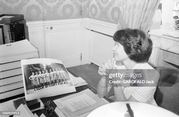 The Advisors Of President Francois Mitterrand. Paris, 1er août 1981, les conseillers du Président François Mitterrand : Danielle MITTERRAND dans son...