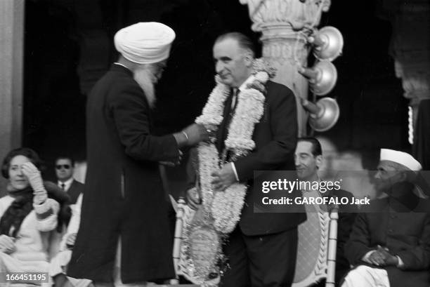 Official Visit Of Prime Minister George Pompidou To India And Pakistan. Inde- 10 février 1965 - Lors de son voyage officiel en Inde, Georges...