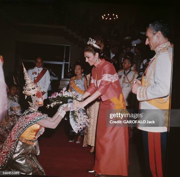 Official Visit Of The Shah Of Iran To Thailand. Bangkok - février 1968 - Devant des personnes non identifiées, à l'occasion de sa visite officielle...