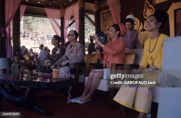 Official Visit Of The Shah Of Iran To Thailand. Bangkok - février 1968 - A l'occasion de la visite officielle en Thaïlande du Shah d'Iran, assis dans...