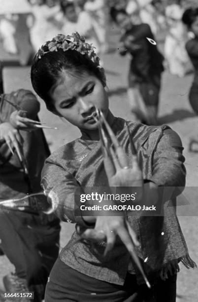 Official Visit Of The Shah Of Iran To Thailand. Bangkok- 30 Janvier 1968- A l'occasion de la visite officielle en Thaïlande du Shah d'Iran, une jeune...