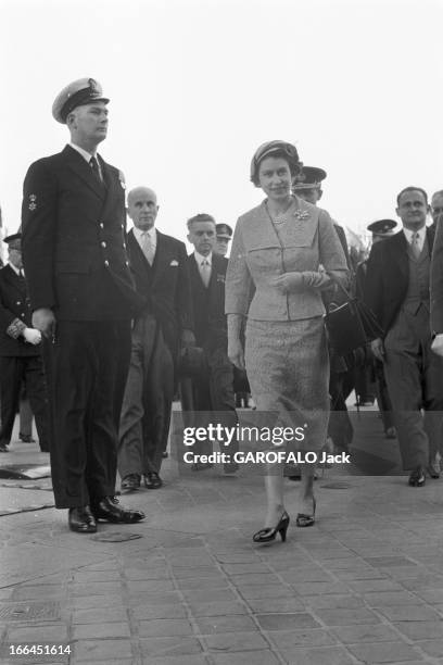 Queen Elizabeth Ii Official Travel In France: The Ceremony At The Arc De Triomphe. France, Paris, 8 avril 1957, Élisabeth II, Reine du Royaume-Uni et...