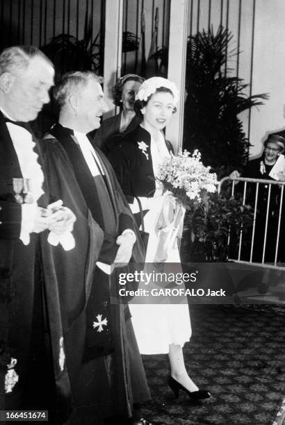 Queen Elizabeth Ii In Official Travel In France Visiting The Scottish Church In Paris. France, Paris, 9 avril 1957, Élisabeth II, Reine du...