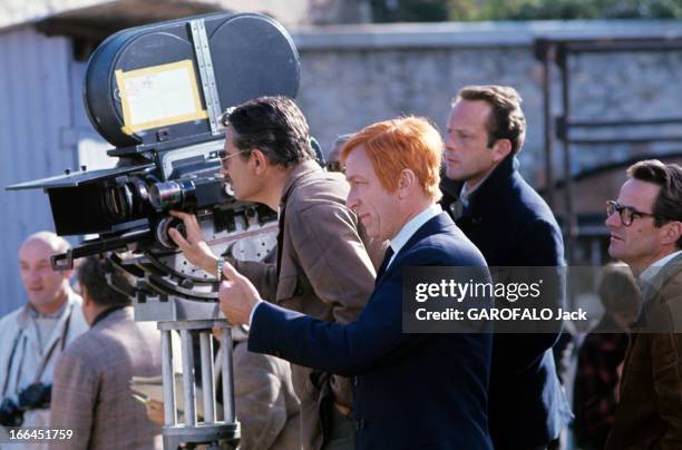 Shooting Of The Film'Le Petit Baigneur' By Robert Dhery. En France, en novembre 1967, lors du tournage du film 'Le Petit Baigneur', de profil devant...