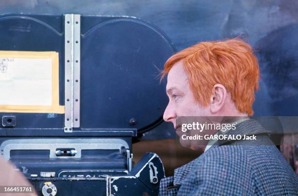 Shooting Of The Film'Le Petit Baigneur' By Robert Dhery. En France, en novembre 1967, lors du tournage du film 'Le Petit Baigneur', de profil à côté...