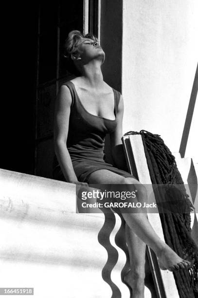 The 10Th Cannes Film Festival 1957: Brigitte Bardot. Le 10ème Festival de Cannes 1957 se déroule du 2 au 17 mai : attitude sensuelle de Brigitte...