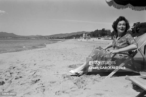 The 10Th Cannes Film Festival 1957: Izolda Izvitskaya. Le 10ème Festival de Cannes se déroule du 2 au 17 mai 1957 : attitude souriante d'Izolda...