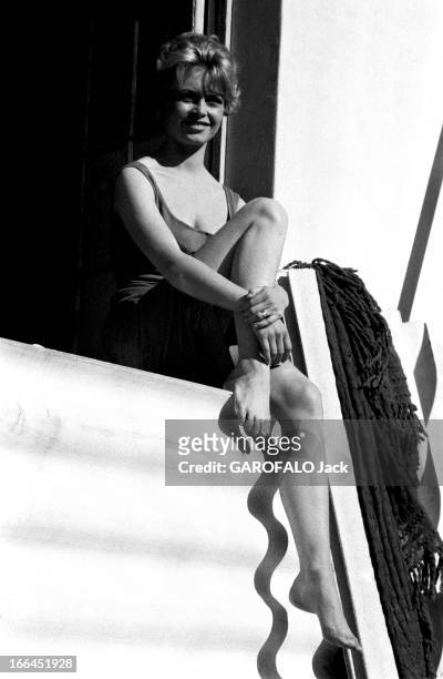 The 10Th Cannes Film Festival 1957: Brigitte Bardot. Le 10ème Festival de Cannes 1957 se déroule du 2 au 17 mai : attitude souriante de Brigitte...