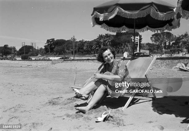 The 10Th Cannes Film Festival 1957: Izolda Izvitskaya. Le 10ème Festival de Cannes se déroule du 2 au 17 mai 1957 : attitude souriante d'Izolda...