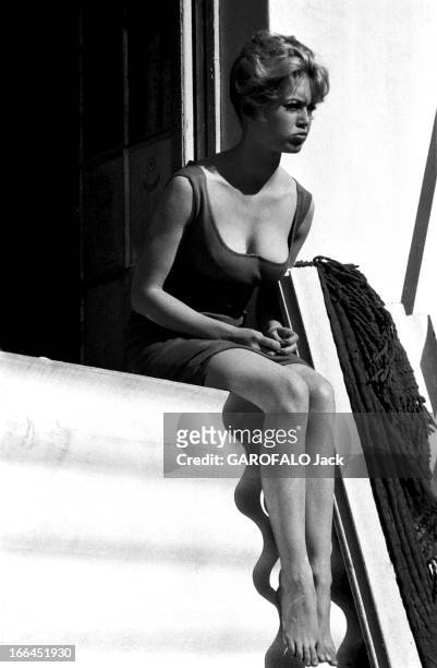 The 10Th Cannes Film Festival 1957: Brigitte Bardot. Le 10ème Festival de Cannes 1957 se déroule du 2 au 17 mai : attitude de Brigitte BARDOT assise...