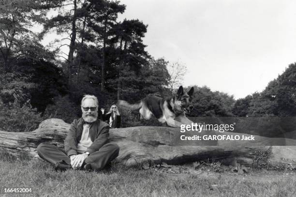 Rendezvous With Francois Nourissier. 19 octobre 1981, l'écrivain François NOURISSIER dans sa maison. Il pose assis dans l'herbe contre un tronc...