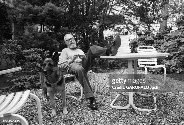 Rendezvous With Francois Nourissier. 19 octobre 1981, l'écrivain François NOURISSIER dans sa maison. Il pose assis dans le jardin, un pied posé sur...