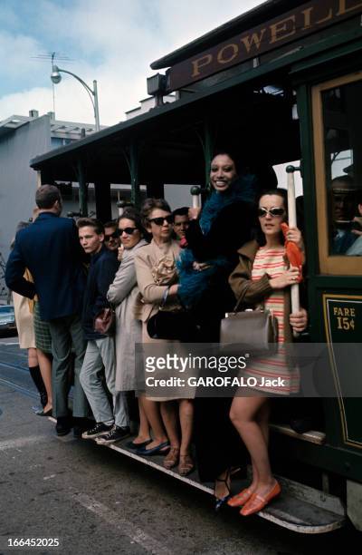 Donyale Luna Pose For Fashion Photographs. Hollywood - avril 1968 - Lors d'une séance de photographies de mode, l'actrice et mannequin Donyale Luna ,...