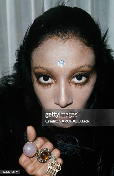 Donyale Luna Pose For Fashion Photographs. En avril 1968, lors d'une séance de photographies de mode, l'actrice et mannequin Donyale Luna pose avec...