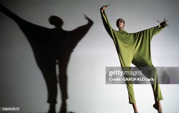 Donyale Luna Pose For Fashion Photographs. Hollywood - avril 1968 - Lors d'une séance de photographies de mode, l'actrice et mannequin Donyale LUNA...