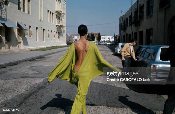 Donyale Luna Pose For Fashion Photographs. Hollywood - avril 1968 - Lors d'une séance de photographies de mode, de dos dans une rue, l'actrice et...