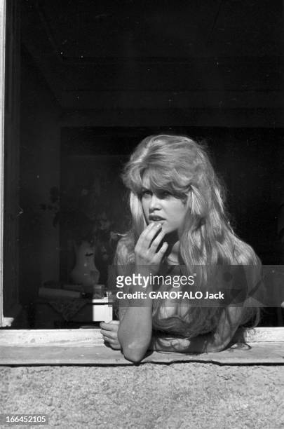 The 10Th Cannes Film Festival 1957: Brigitte Bardot. Le 10ème Festival de Cannes 1957 se déroule du 2 au 17 mai : plan de trois-quarts de Brigitte...