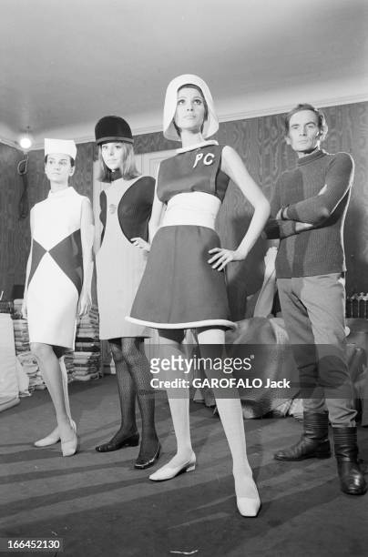 Fashion By Pierre Cardin. Attitude de Pierre CARDIN bras croisés posant avec trois mannequins représentant les tendances des dernières années avec la...