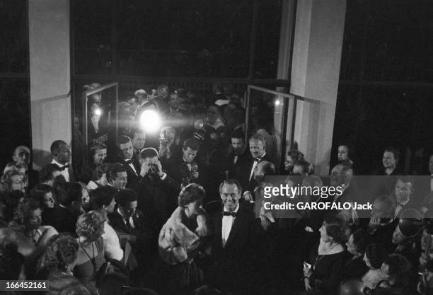 The 10Th Cannes Film Festival 1957: Henry Fonda. Le 10ème Festival de Cannes se déroule du 2 au 17 mai 1957 : arrivée souriante d'Henry FONDA avec...