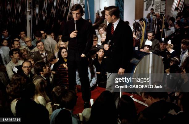 Rendezvous With Jean Claude Killy. France- novembre 1969- Lors d'une rencontre en public, Jean-Claude KILLY, champion de ski alpin, échange des...