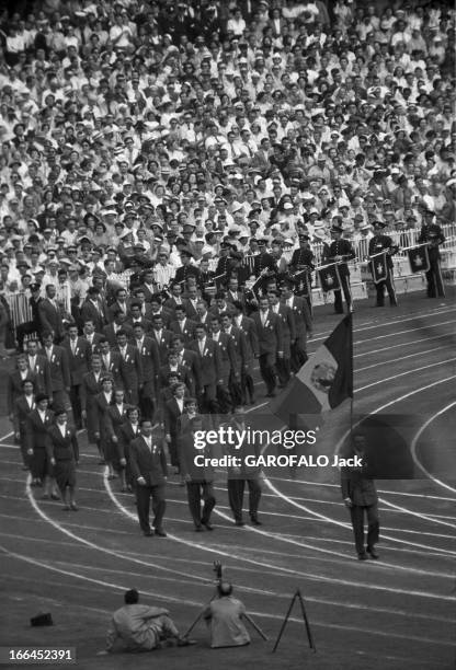 Melbourne Olympic Games 1956. A Melbourne en Australie, les XVIèmes Jeux Olympiques d'été, du 22 novembre au 8 décembre : l'ouverture des JO avec le...