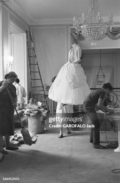 Rendezvous With Christian Dior. France, Paris, 31 juillet 1957, le grand couturier français Christian DIOR prépare une nouvelle collection dans ses...