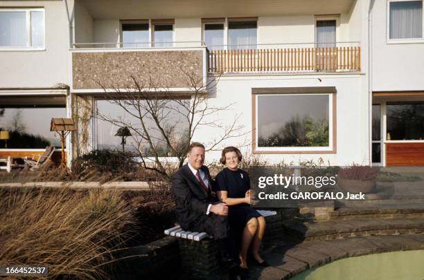 Munich And Leverkusen In Germany. Leverkusen - décembre 1968 - Devant leur maison, Le Président Directeur Général de l'usine 'BAYER', Kurt HANSEN, et...