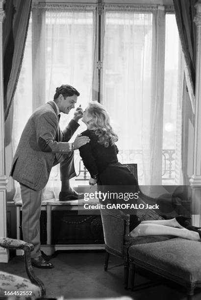 Rendezvous With Anthony Steel And Anita Ekberg. France, Paris, 28 mars 1957, chez elle, l'actrice suédoise Anita EKBERG pose avec son époux, l'acteur...