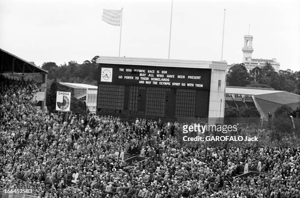 Melbourne Olympic Games 1956. A Melbourne en Australie, les XVIèmes Jeux Olympiques d'été, du 22 novembre au 8 décembre : un panneau d'affichage...