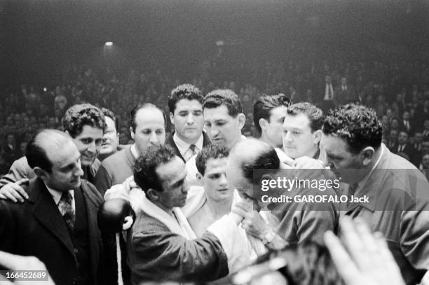 Boxing Fight Halimi - D'Agata. Le 2 avril 1957, le boxeur français Alphonse HALIMI, lors de sa victoire, bras dessus bras dessous avec son adversaire...