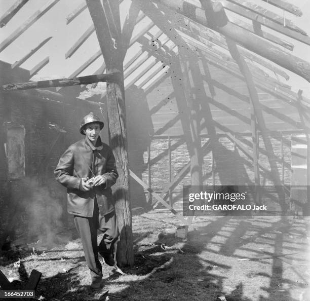 Shooting Of The Film 'Napoleon' By Sacha Guitry. Lors du tournage du film NAPOLEON, réalisé par Sacha GUITRY, le photographe Jack GAROFALO, équipé...