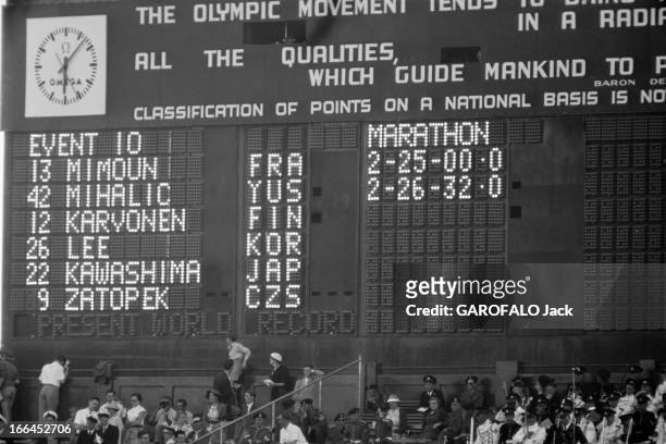 Melbourne Olympic Games 1956. A Melbourne en Australie, les XVIèmes Jeux Olympiques d'été, du 22 novembre au 8 décembre : le panneau d'affichage du...