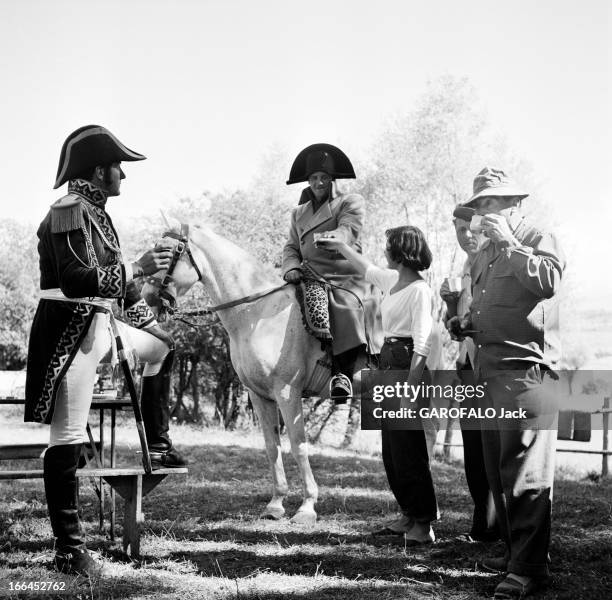 Shooting Of The Film 'Napoleon' By Sacha Guitry. Lors du tournage du film NAPOLEON, réalisé par Sacha GUITRY, Raymond PELLEGRIN, en costume du rôle...