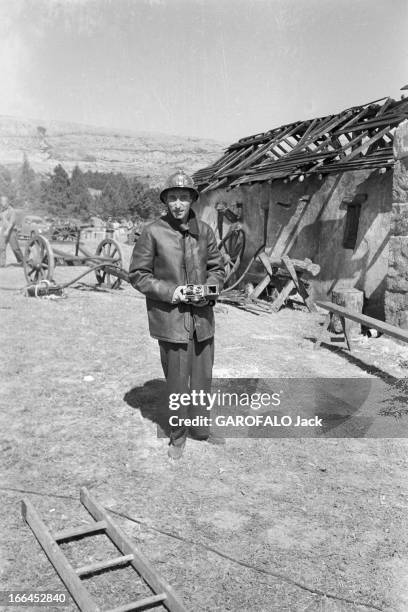 Shooting Of The Film 'Napoleon' By Sacha Guitry. En extérieur, lors du tournage du film NAPOLEON, réalisé par Sacha GUITRY, le photographe Jack...