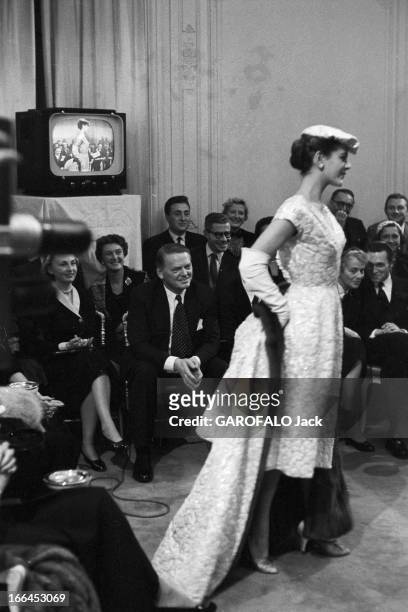 Television At Dior. France, Paris, octobre 1953, Une présentation de mode automne-hiver est retransmise à la télévision française en direct depuis...