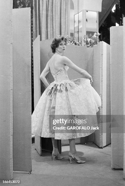 Rendezvous With Suzy Parker. France, Paris, 2 aout 1957, Suzy PARKER, ancienne cover-girl devenue mannequin vient faire du shopping dans la capitale...