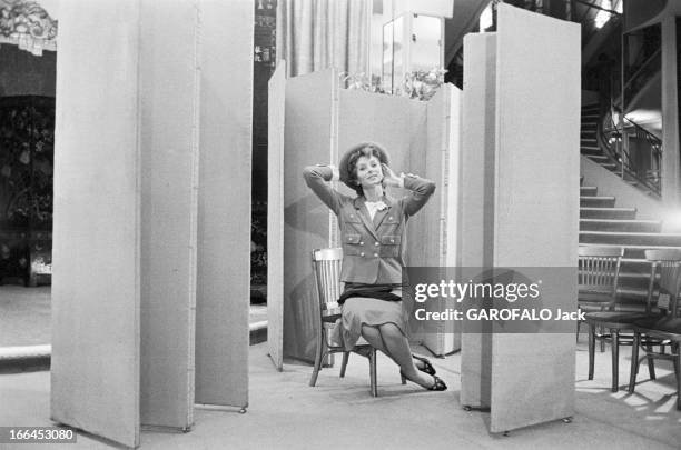 Rendezvous With Suzy Parker. France, Paris, 2 aout 1957, Suzy PARKER, ancienne cover-girl devenue mannequin vient faire du shopping dans la capitale...