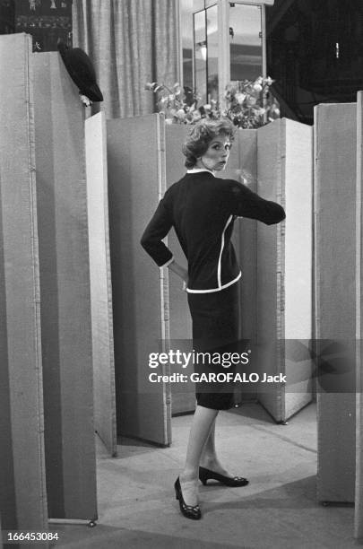 Rendezvous With Suzy Parker. France, Paris, 2 aout 1957, Suzy PARKER, ancienne cover-girl devenue mannequin vient faire du shopping dans la capitale...