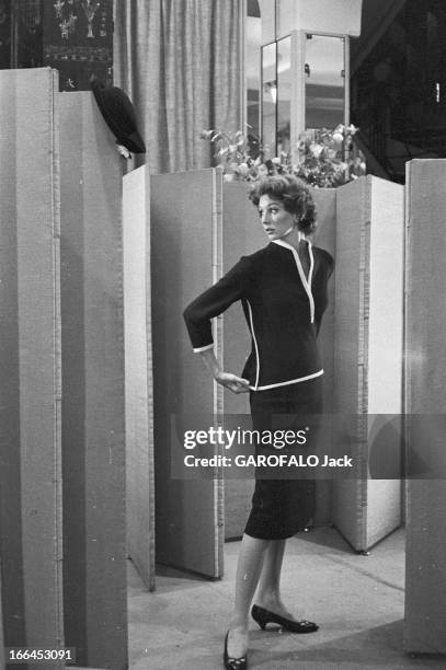 Rendezvous With Suzy Parker. France, Paris, 2 aout 1957, Suzy PARKER, ancienne cover-girl devenue mannequin vient faire du shopping dans la capitale...