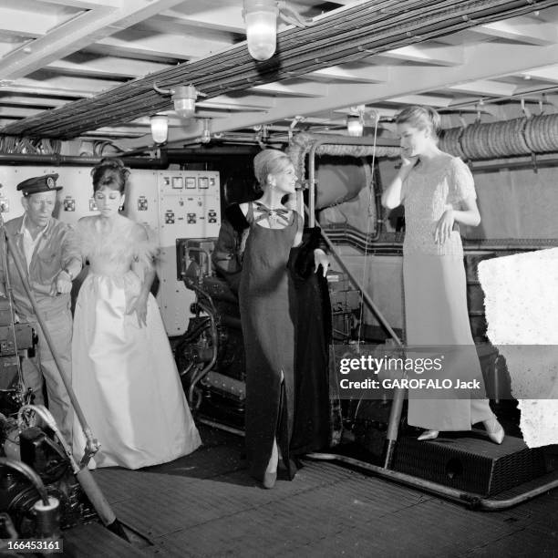 Fashion Presentation On The Seine / Pb Scan. France, Paris, 23 aout 1962, présentation de mode sur un bateau mouche voguant sur la Seine. Ici la nuit...